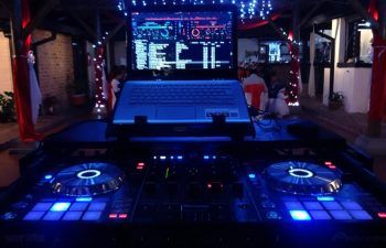 Alquiler de Mueble Mesa DJ Stereo T en un evento